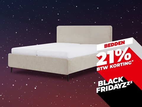 een bed met witte lakens