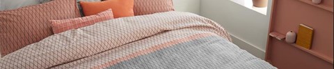 een bed met kussens en een deken