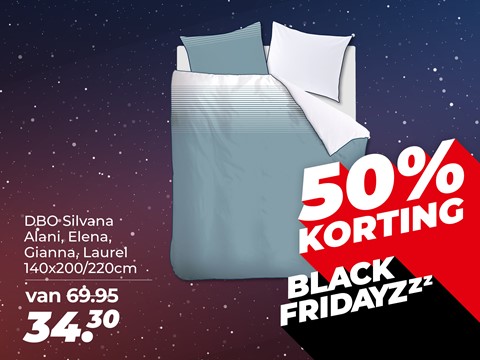 Een bed met een blauw-wit deken en kussens