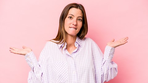 een vrouw met haar uitgestoken wapens