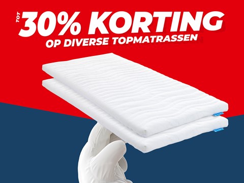 een hand die een stapel witte dekens vasthoudt