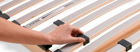 een hand die een stuk hout vasthoudt