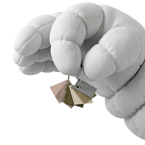 een hand die een sleutelhanger vasthoudt