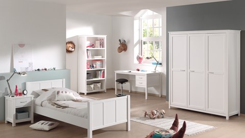 een slaapkamer met een wit bed en een witte boekenkast