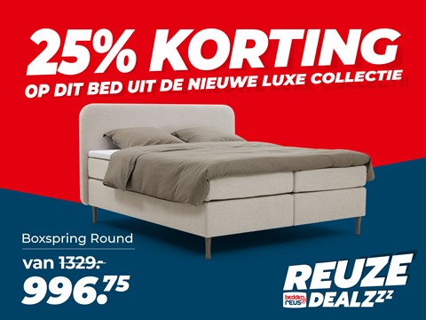 Een bed met een matras en een rode en blauwe achtergrond