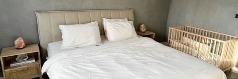 Slaapkamer van Michelle Kartoredjo, beige boxspring met wit dekbedovertrek
