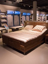 een bed in een winkel