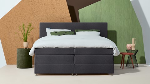 een bed met meerdere lades