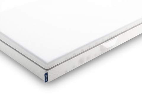 een witte matras met een doorzichtig plastic deksel