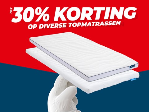 een hand die een wit voorwerp vasthoudt