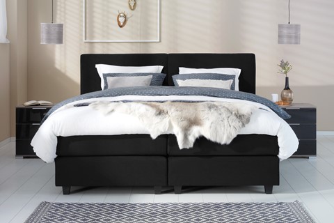 een bed met een witte deken erop