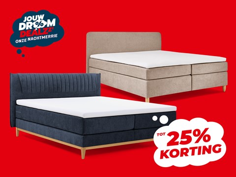 een bed met matrassen erop