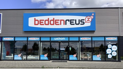een gebouw met een uithangbord op de voorkant