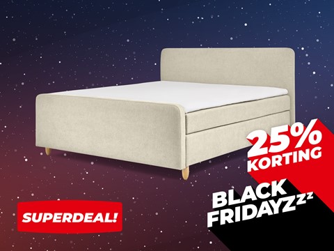 een wit bed met een wit laken erop