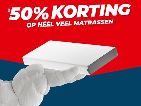 een hand die een wit voorwerp vasthoudt