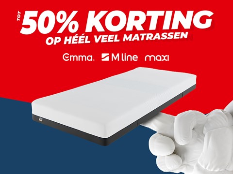 een hand in handschoen die een wit voorwerp vasthoudt