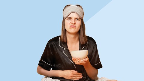 een vrouw die een masker draagt en een kom vasthoudt