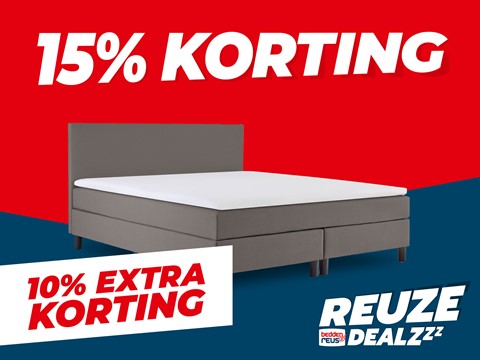 Een bed met een matras en een rode en blauwe achtergrond