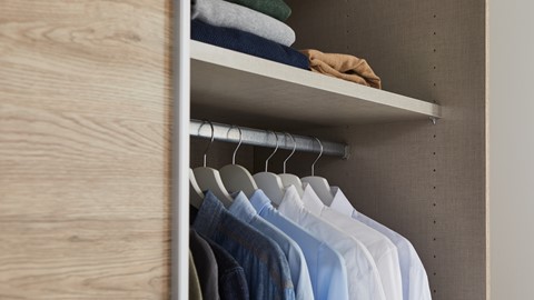 een kast met kleding aan swingers