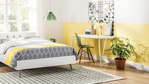 een slaapkamer met een bureau en een bed