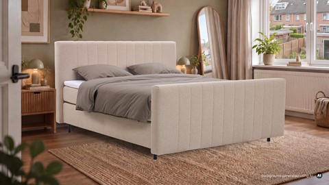 Een bed met een grote spiegel in een kamer