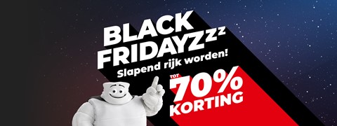 een persoon in een kledingstuk die naar boven wijst