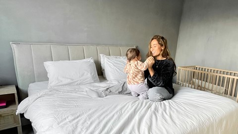 Een vrouw en een baby op een bed