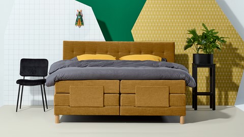 een bed met een bedframe