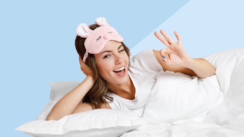 Een vrouw die een slaapmasker draagt