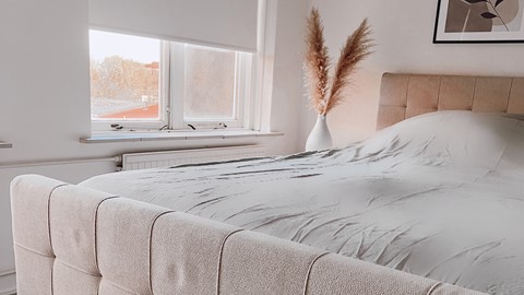 Slaapkamer Ieteke, beige boxspring met lichtgrijs dekbedovertrek