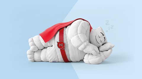 een knuffeldier dat op de vloer slaapt