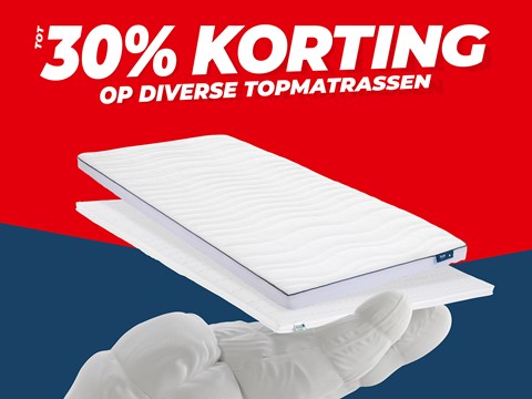 een hand die een wit voorwerp vasthoudt