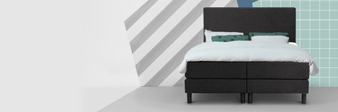 een bed met een kussen