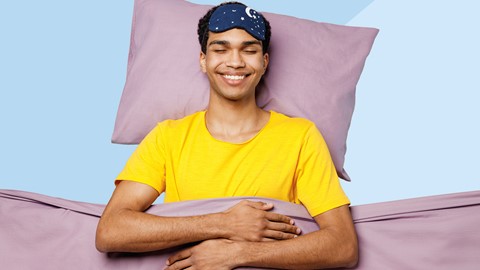 een man die in bed ligt met zijn ogen gesloten