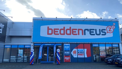 een winkelpui met een bord