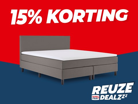 Een bed met een matras