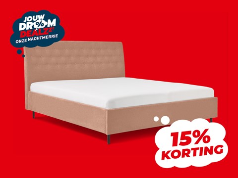 een bed met een wit laken