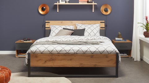 een bed met een houten frame en een plank erboven