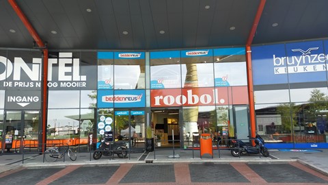 een gebouw met ramen en uithangborden