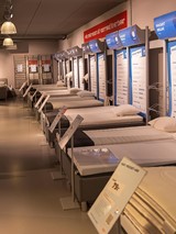 een kamer met bedden en uithangborden