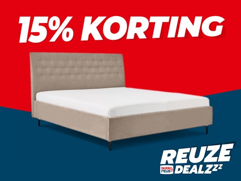 een bed met een wit laken