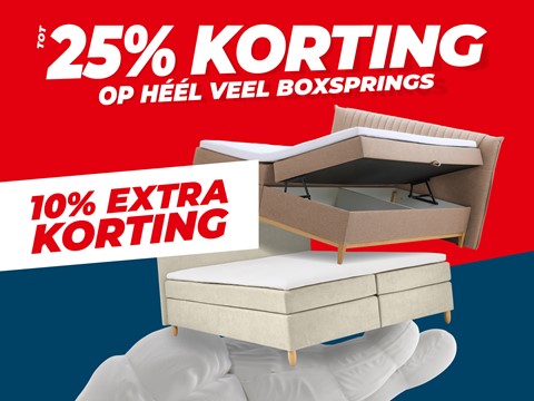 een hand die een matras vasthoudt