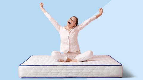 Een vrouw zittend op een matras