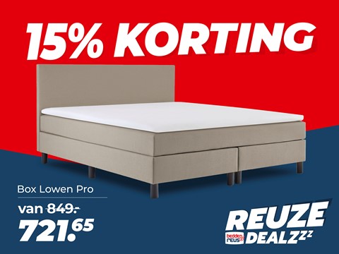 een bed met een witte matras