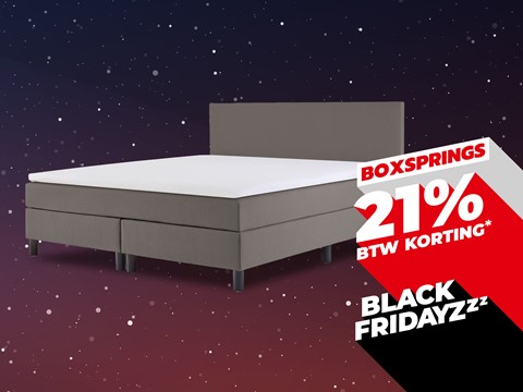 een bed met een witte matras