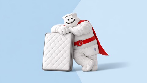 Iemand in een kledingstuk dat tegen een matras aanklemt