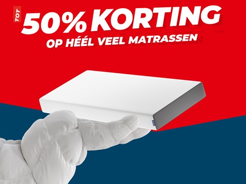 een hand die een wit voorwerp vasthoudt