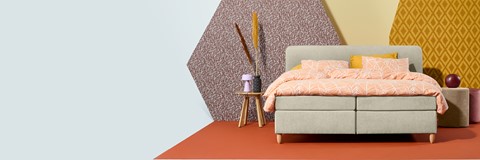 een bed met oranje en witte accenten