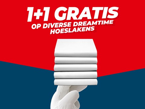 een hand die een stapel witte handdoeken vasthoudt