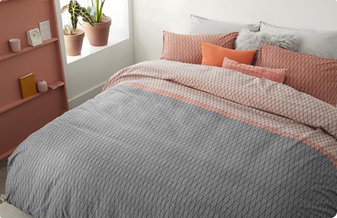 een bed met kussens en een deken